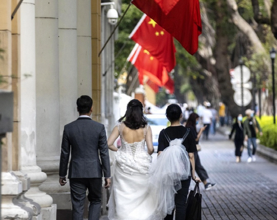중국 광저우서 웨딩사진을 찍는 커플.<EPA 연합뉴스 자료사진>